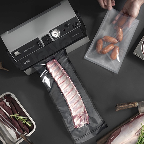 V.300® Premium X - Jäger Vakuumiergerät V.300 Premium X beim Vakuumieren von Fleisch