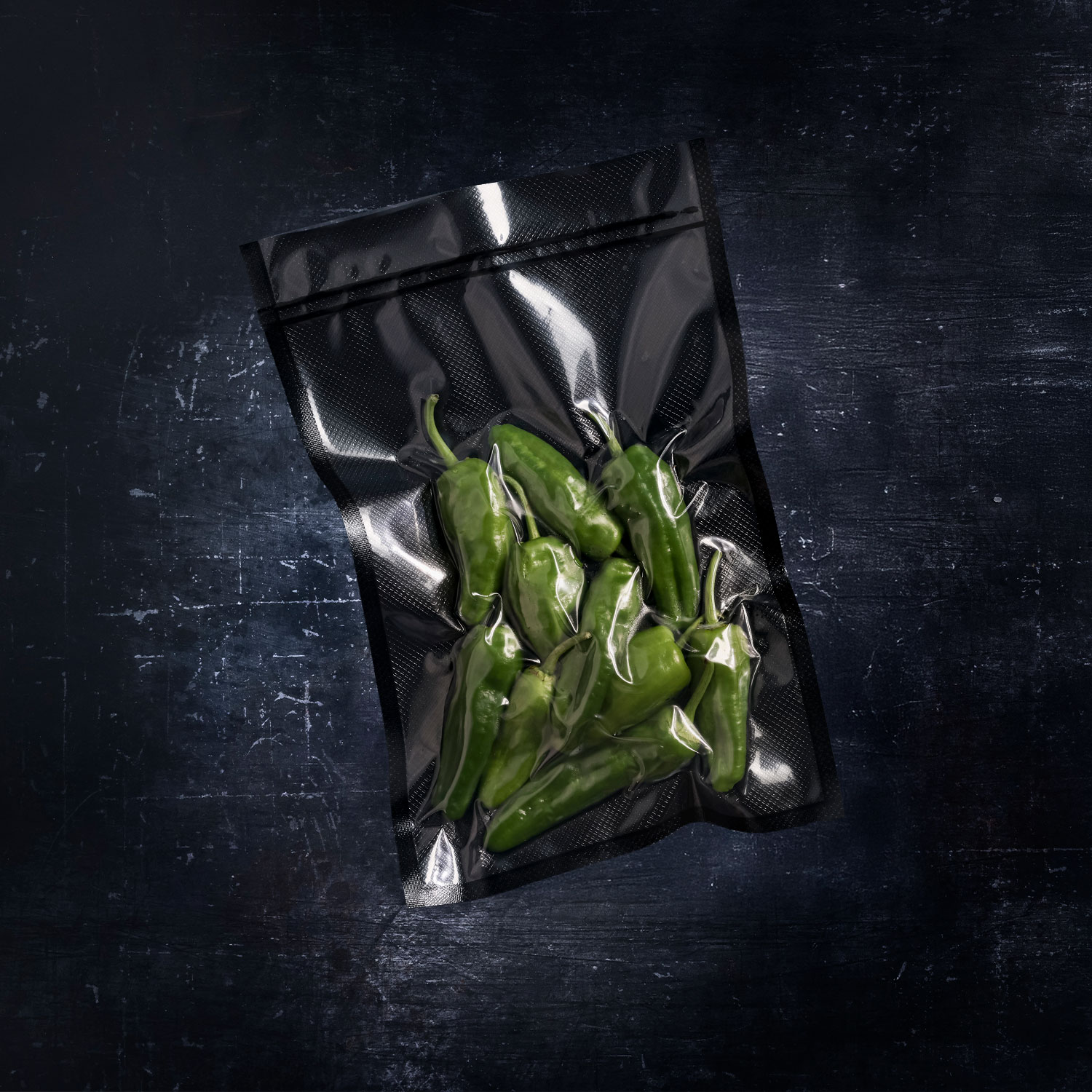 B-Vac Vakuumbeutel mit vakuumverpackten grünen Schoten