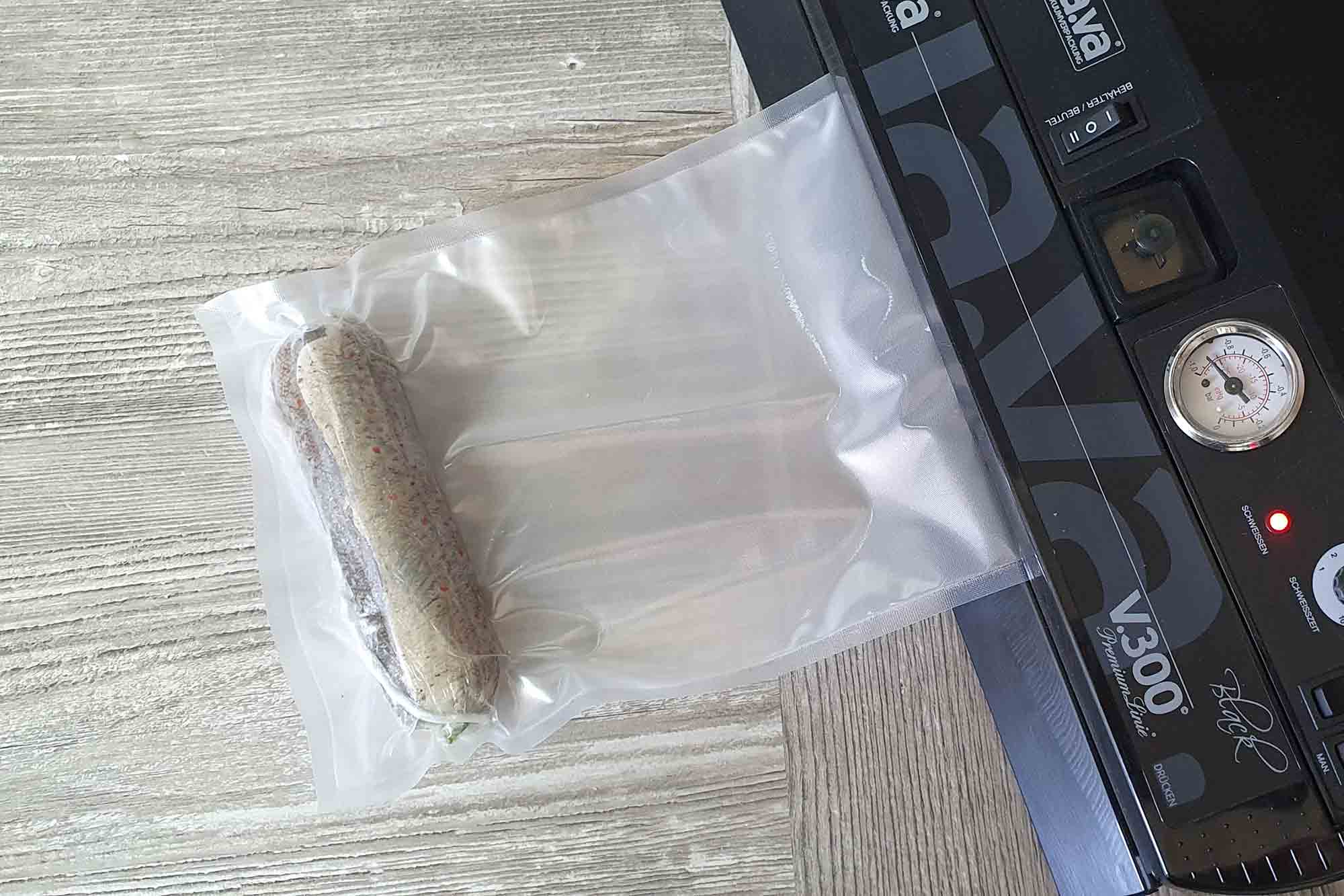 V.300® Black beim Vakuumieren Bachforelle wird mit dem Vakuumiergerät V.300 Black vakuumiert