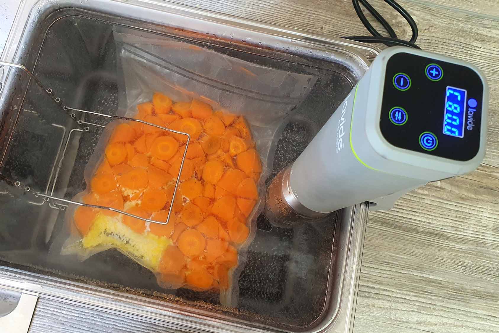 Möhren im Sous-Vide Bad Möhren im Vakuumbeutel beim Sous-Vide Garen