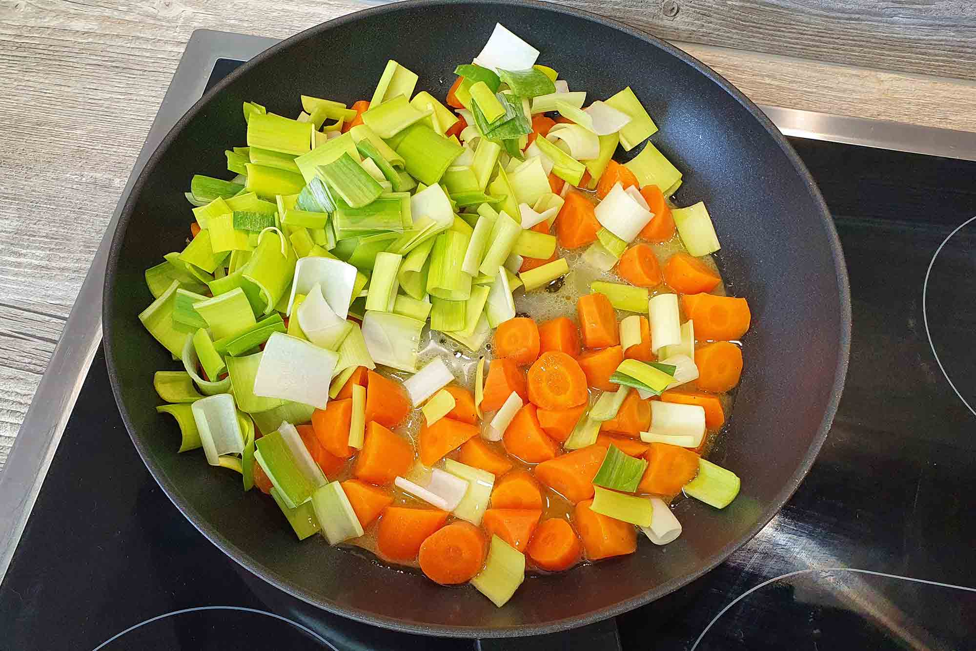 Karotten und Lauchgemüse Karotten und Lauch in einer Pfanne beim Anbraten