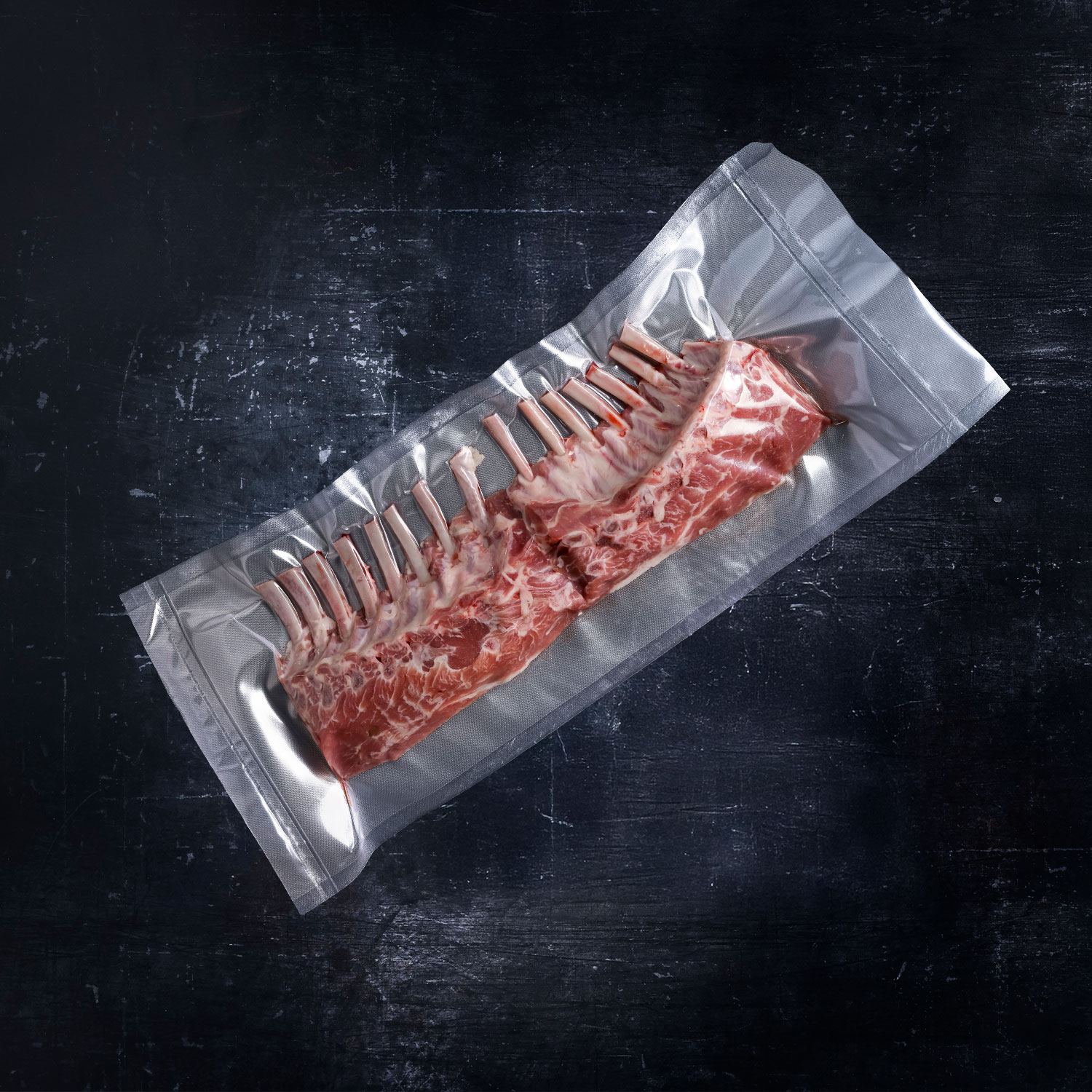 ES-Vac Vakuumrolle mit vakuumverpackten Rippchen