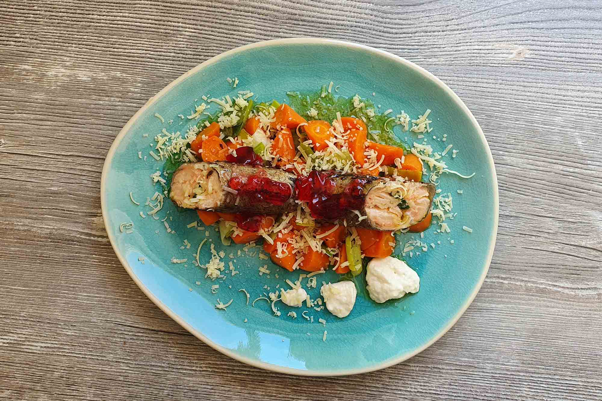 Sous-vide gegarte Bachforelle mit Möhren Sous-vide gegarte Bachforelle mit Möhren auf einem Teller angerichtet