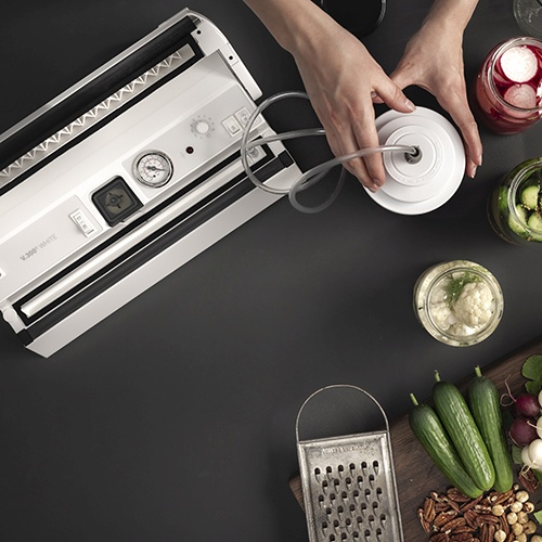 V.300® White - Küche Vakuumiergerät V.300 White beim Vakuumieren von Einmachgläsern